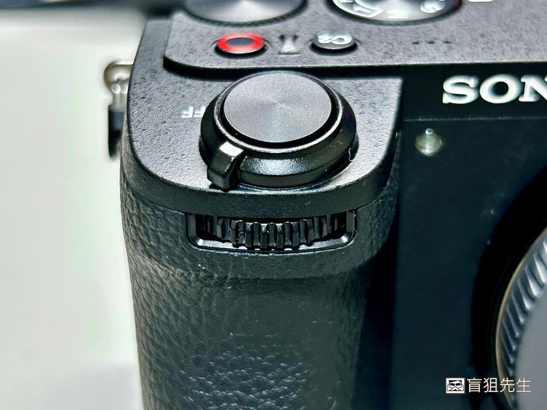 【盲狙先生傳100】SONY a6700M 被小惡魔推坑篇 | SEL18135 KIT鏡+SEL16F2.8,街拍、旅遊一次到位的入門機首選