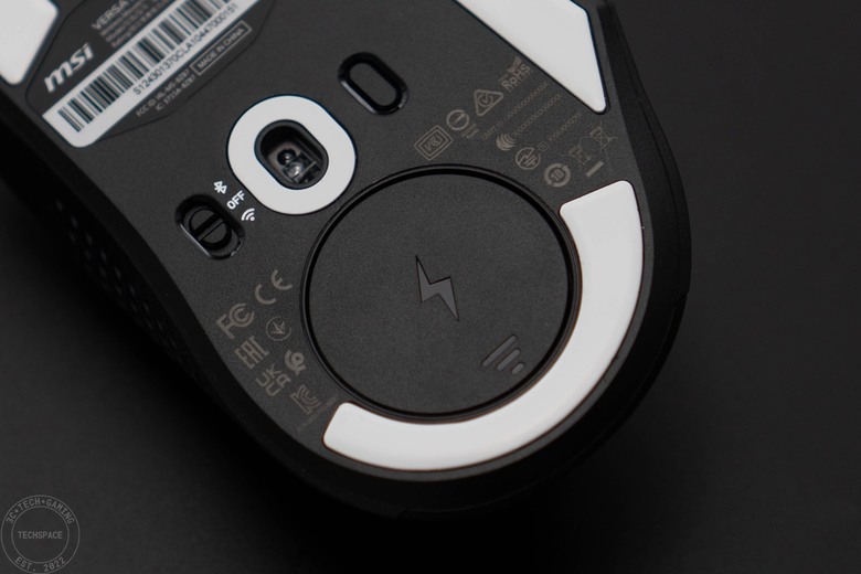 MSI VERSA PRO WIRELESS 無線電競滑鼠開箱評測 | 搭載 PixArt PAW-3395 光學感測器、三模輸出、具備 MOUSE DOCK PRO 磁性充電座