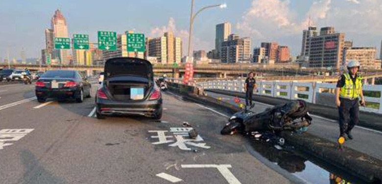 台北忠孝橋嚴重車禍💢 💢☠️☠️！2x歲騎士🏍️🏍️暫無呼吸心跳