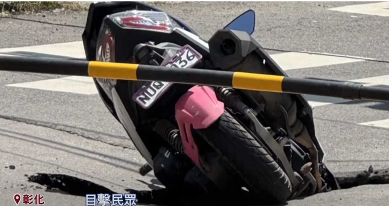 彰化 騎士🏍️閃避不及🕳️🕳️拋飛重摔🚑🚑原來路障🚧旁 才是窟窿。💢 💢