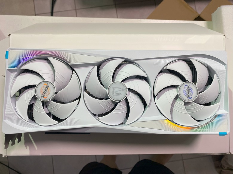 德亞啟動!7萬6技嘉5090白雕,跑分溫度風扇噪音簡易開箱!