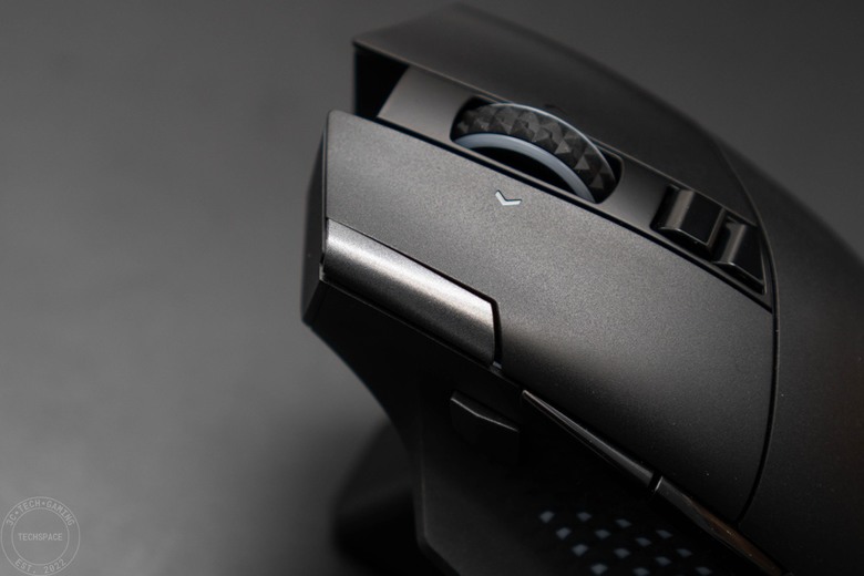 MSI VERSA PRO WIRELESS 無線電競滑鼠開箱評測 | 搭載 PixArt PAW-3395 光學感測器、三模輸出、具備 MOUSE DOCK PRO 磁性充電座