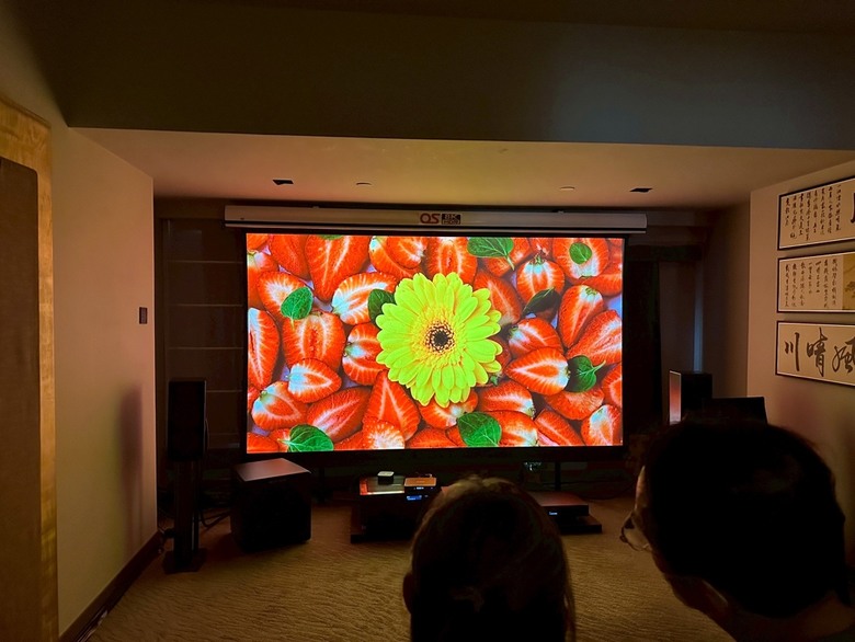 逛TAA音響大展，考慮購入Epson EH-LS9000W