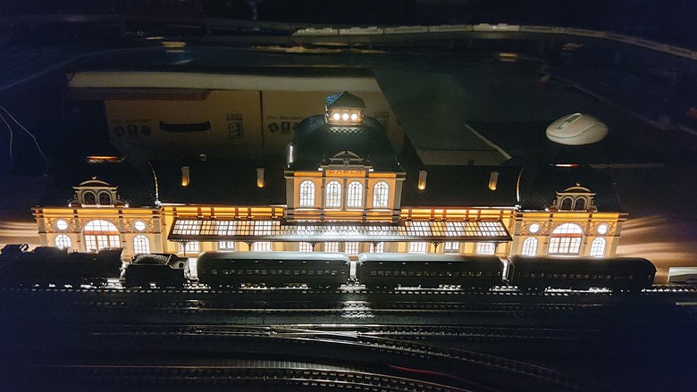 自製台北101模型 + n規火車軌道鋪設