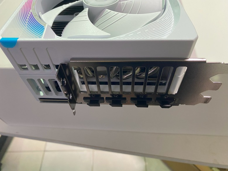 德亞啟動!7萬6技嘉5090白雕,跑分溫度風扇噪音簡易開箱!