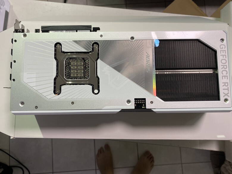 德亞啟動!7萬6技嘉5090白雕,跑分溫度風扇噪音簡易開箱!
