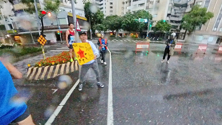 點我看大圖 (映像運動-EP.2世壯運21k路跑篇) 享受一場業餘運動愛好者最接近亞奧運世界規格的半馬,開心破2吧!feat. Garmin Descent MK3i