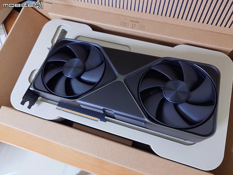 點我看大圖 買了張 仁勳醬 代言的 RTX 5090 顯示卡