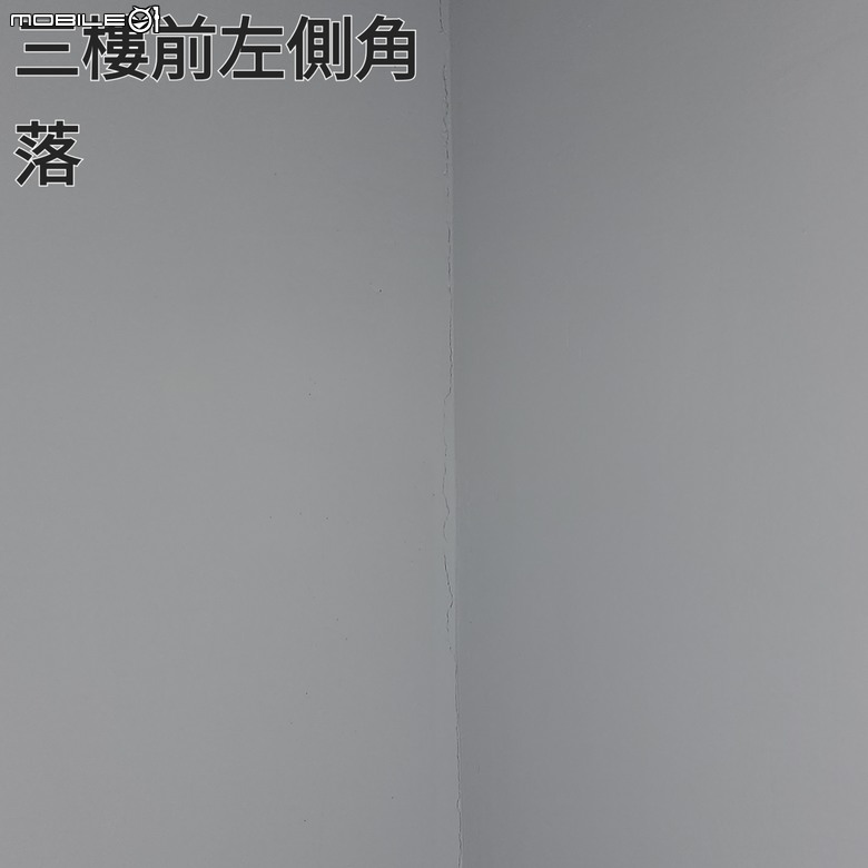 請問房子這種裂縫需要注意嗎？(在橫樑跟角落)