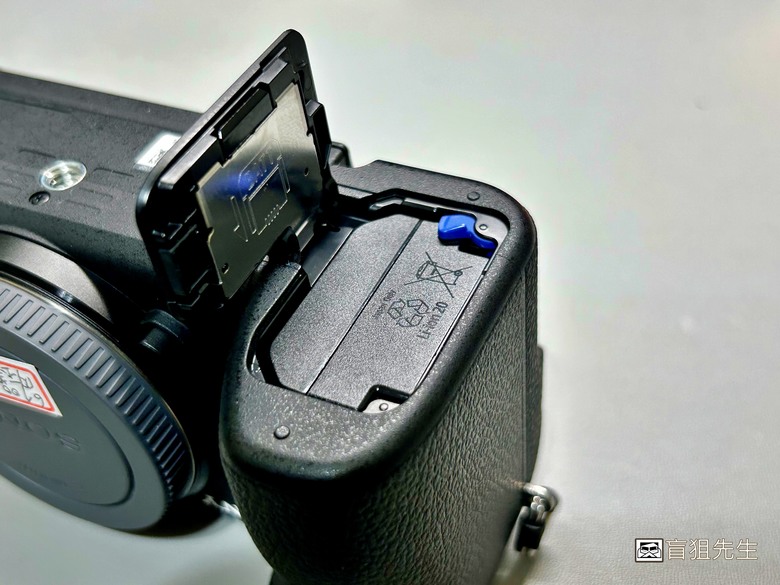 【盲狙先生傳100】SONY a6700M 被小惡魔推坑篇 | SEL18135 KIT鏡+SEL16F2.8,街拍、旅遊一次到位的入門機首選