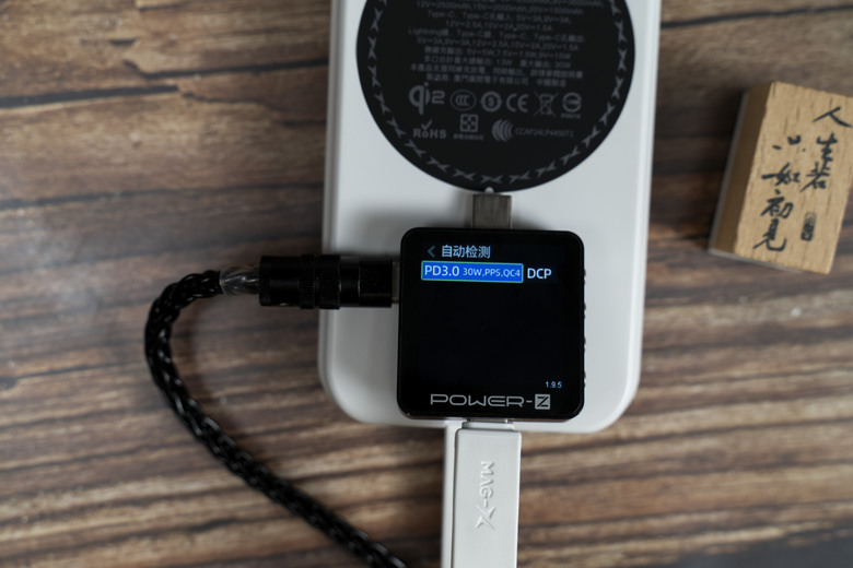 【開箱測試】iWALK MAGO磁吸帶線行動電源 支援QI2無線充電 手感好 價格合理