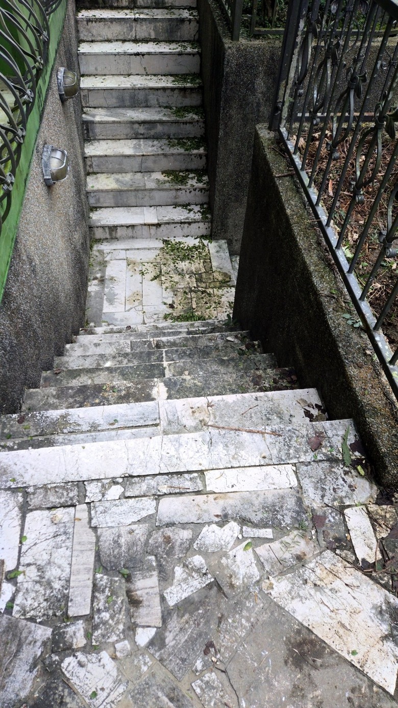請問室外陽台地板填縫?