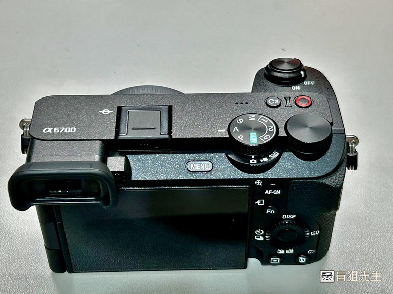 【盲狙先生傳100】SONY a6700M 被小惡魔推坑篇 | SEL18135 KIT鏡+SEL16F2.8,街拍、旅遊一次到位的入門機首選