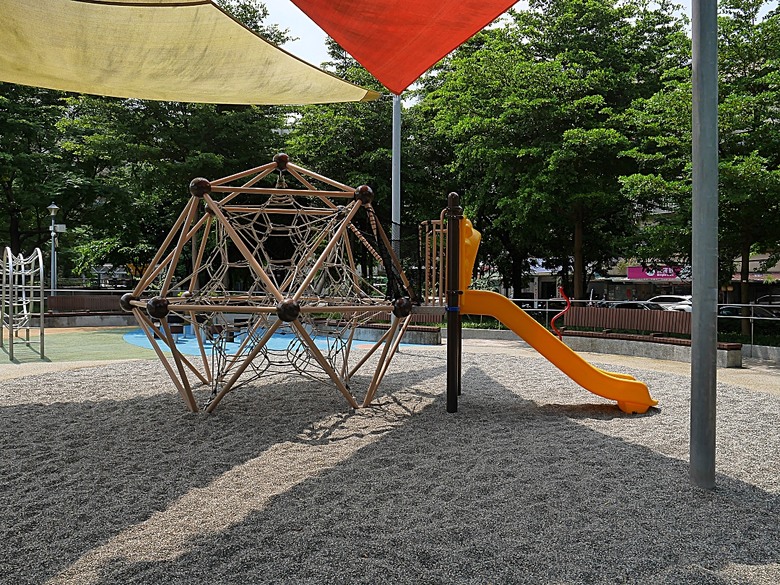 臺北製糖所文化園區、萬華林宅｜星巴克 艋舺門市、仁濟療養院、萬華故事館、青年公園游泳池、金義合行、艋舺集義宮、艋舺洪氏祖厝、萬華國中活動中心、雙園國小健康樓、五〇年代首批整建住宅 — 臺北市區小旅行之南艋舺半日散策