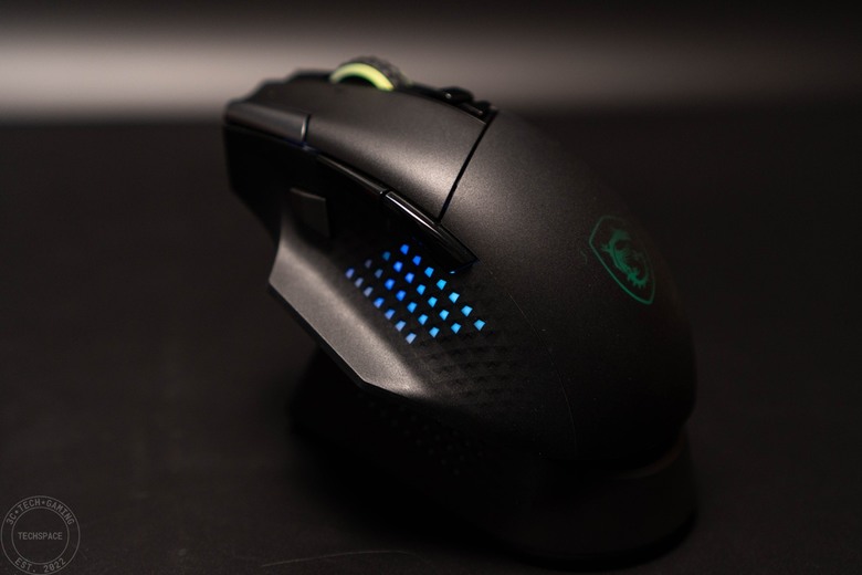 MSI VERSA PRO WIRELESS 無線電競滑鼠開箱評測 | 搭載 PixArt PAW-3395 光學感測器、三模輸出、具備 MOUSE DOCK PRO 磁性充電座