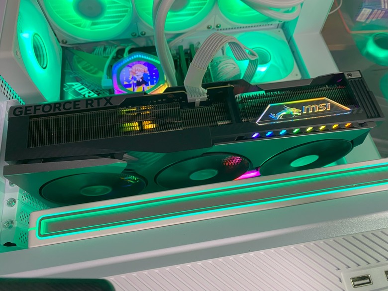 每次英亞啟動就少一位肥羊被宰！7萬2甜甜價 微星龍神 MSI 5090 VANGUARD SOC開箱，靜音風扇與極致效能。