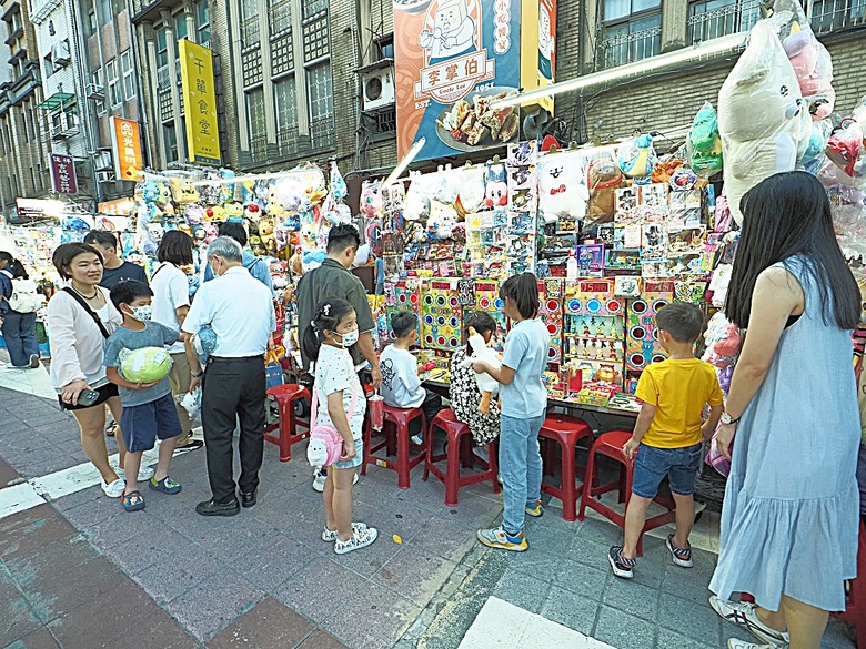 台北當代藝術館、日星鑄字行、日新國民小學紅樓、建成變電所 、陳德星堂、大稻埕圓環防空蓄水池、寧夏夜市、下奎府町郵便局、Bistro家樂利小酒館 — 臺北市區小旅行之舊建成區半日散策