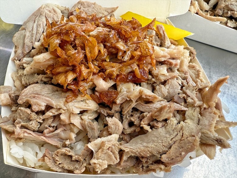 鴨肉飯有著滿滿的鴨肉量，菜尾湯有著辦桌好味道