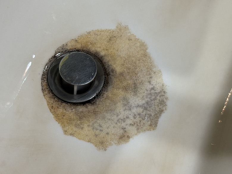 請問洗手台髒垢該如何處理？