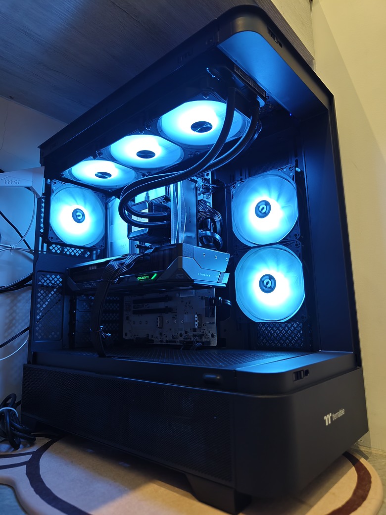 點我看大圖 【開箱】Thermaltake View 290 TG ARGB 平價、用料實在的海景機殼