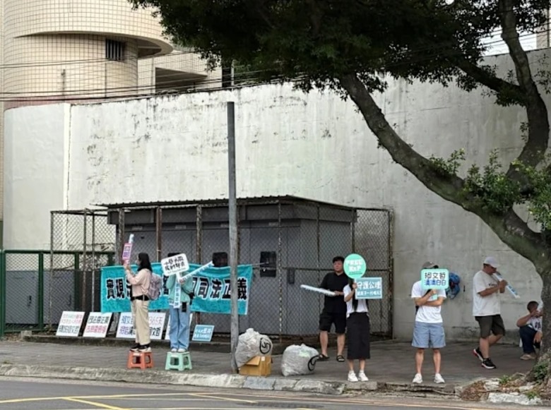 國民黨靠民眾黨才挺過大罷免，結果柯P交保，國民黨竟然無人到場聲援？