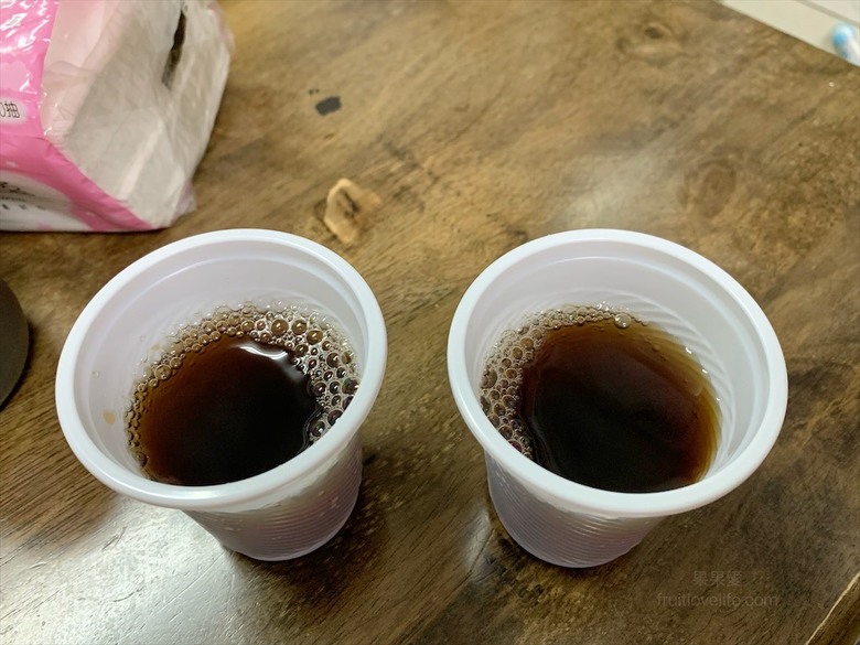 臭豆腐金黃酥脆，麵線有濃郁的柴魚香，飲料免費喝到飽