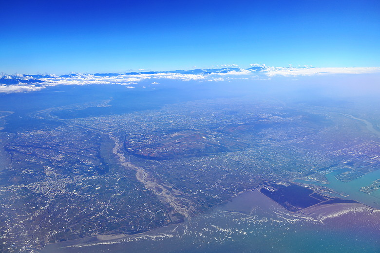 (映像旅行) 隨著河川上游一路“游”向大海，享受這座波光粼粼的美術館 in台中海洋館