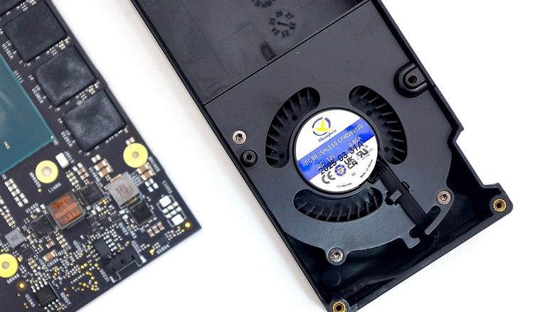 點我看大圖 獨家拆解 Intel Arc Pro B50 運算卡,開箱藍廠 AI 加速新利器