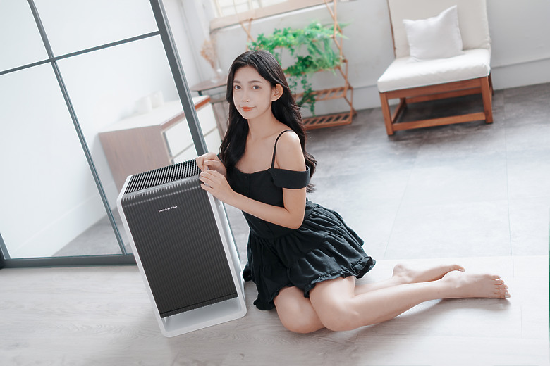 智雲 MOLUS X100 RGB x Cam Mackey 聯名版｜口袋裡的 100W 全彩補光燈！