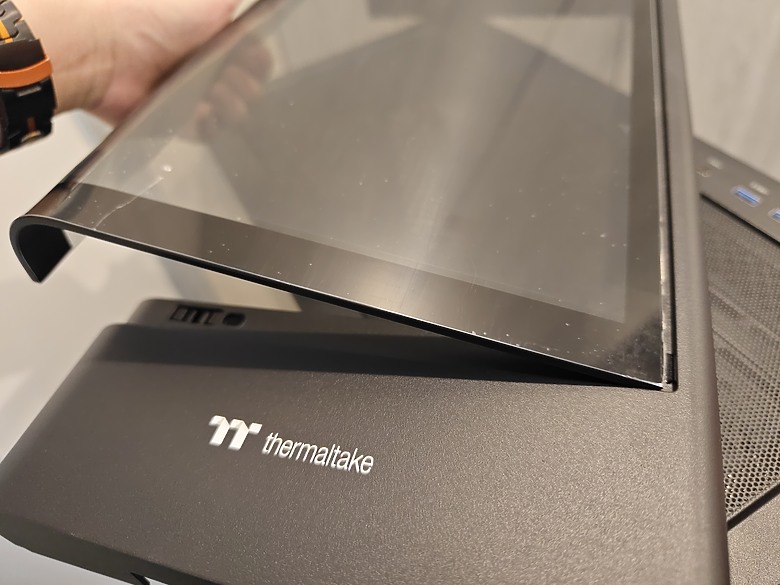 點我看大圖 【開箱】Thermaltake View 290 TG ARGB 平價、用料實在的海景機殼
