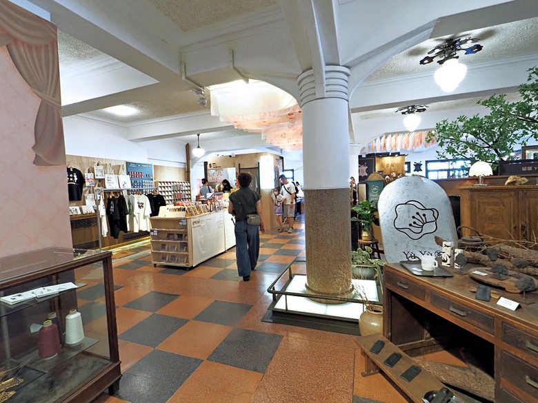 西市場(大菜市)、臺南市美術館2館、台南林百貨、戎館(黑橋牌專賣店)、白日, 夢霧所－蝸牛市吉、原臺南神社社務所、黃家碗粿+泉記狀元粿 — 臺南市區懷舊商店街肆與美食散策