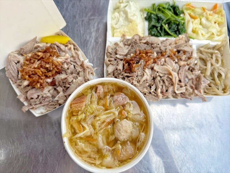 鴨肉飯有著滿滿的鴨肉量，菜尾湯有著辦桌好味道