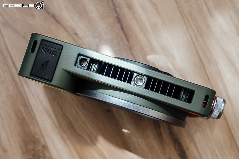 智雲 MOLUS X100 RGB x Cam Mackey 聯名版｜口袋裡的 100W 全彩補光燈！