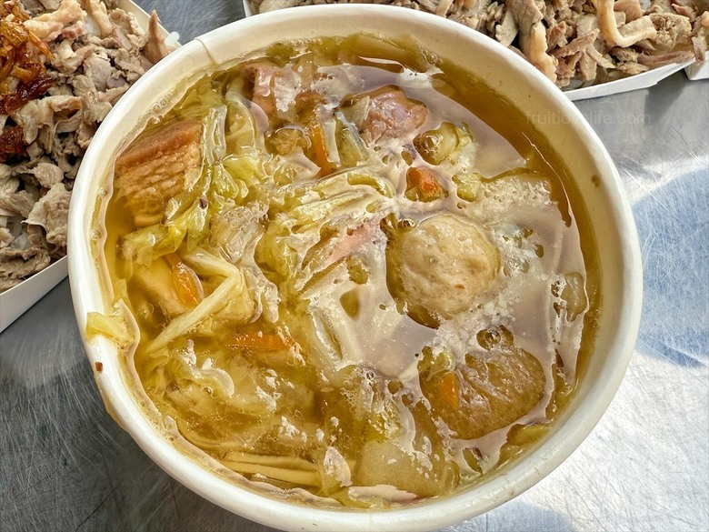 鴨肉飯有著滿滿的鴨肉量，菜尾湯有著辦桌好味道