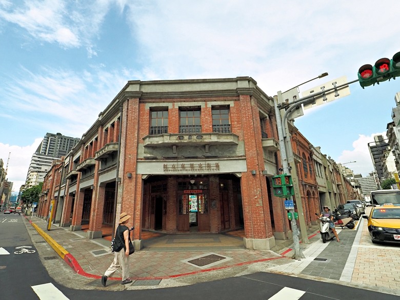 新富町文化市場、舊八甲庄郵便局、臺北市鄉土教育中心、剝皮寮歷史街區、艋舺地藏王廟 、青草巷、艋舺龍山寺、廣州街觀光夜市、兩喜號 Liang Xi Hao - 總店、艋舺啟天宮｜ 料舘媽祖、龍山文創基地 — 臺北市區小旅行之艋舺龍山寺一帶半日散策