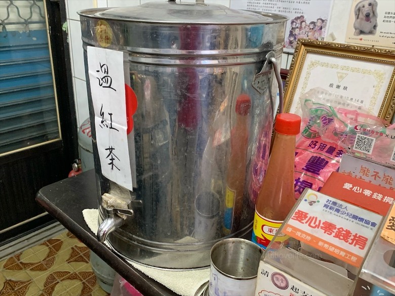 臭豆腐金黃酥脆，麵線有濃郁的柴魚香，飲料免費喝到飽