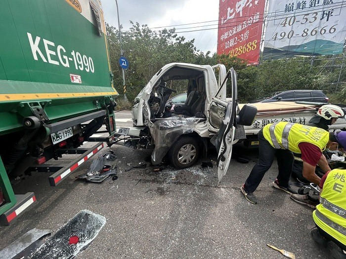 郵務車停紅燈，小貨車無煞追撞