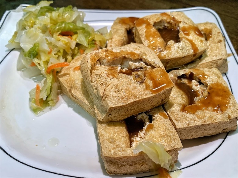 臭豆腐金黃酥脆，麵線有濃郁的柴魚香，飲料免費喝到飽