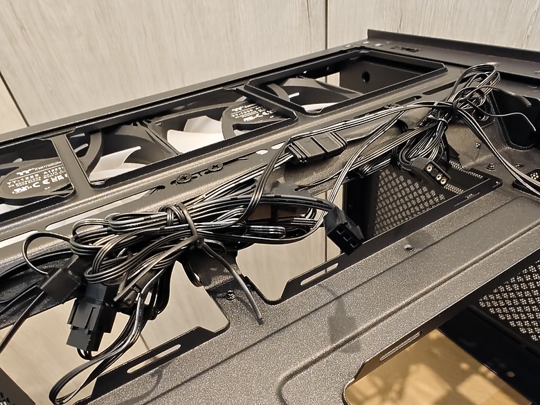 點我看大圖 【開箱】Thermaltake View 290 TG ARGB 平價、用料實在的海景機殼