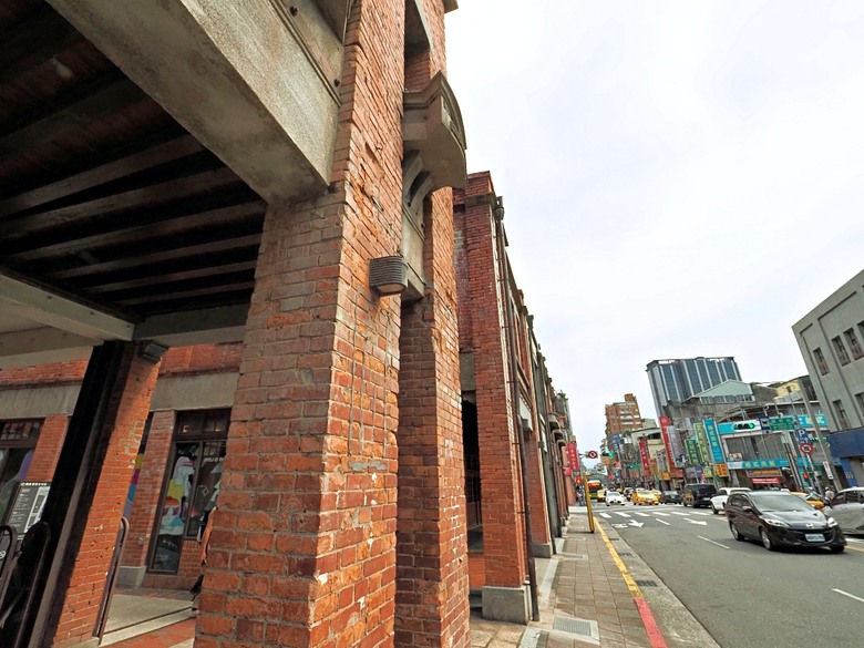 新富町文化市場、舊八甲庄郵便局、臺北市鄉土教育中心、剝皮寮歷史街區、艋舺地藏王廟 、青草巷、艋舺龍山寺、廣州街觀光夜市、兩喜號 Liang Xi Hao - 總店、艋舺啟天宮｜ 料舘媽祖、龍山文創基地 — 臺北市區小旅行之艋舺龍山寺一帶半日散策