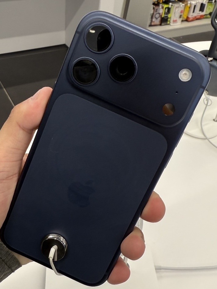 看了iPhone 17實機之後你有後悔想換色嗎 (內有實機圖)