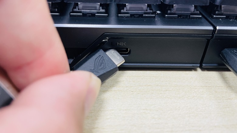 【阿洪開箱中】ROG FALCATA 分離式磁軸電競鍵盤 開箱｜人體工學設計 × 三模連線 × 二代磁軸｜無線8K輪詢率 FPS 玩家專屬利器