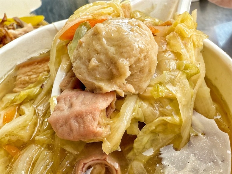 鴨肉飯有著滿滿的鴨肉量，菜尾湯有著辦桌好味道