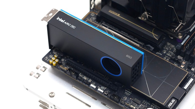 點我看大圖 獨家拆解 Intel Arc Pro B50 運算卡,開箱藍廠 AI 加速新利器