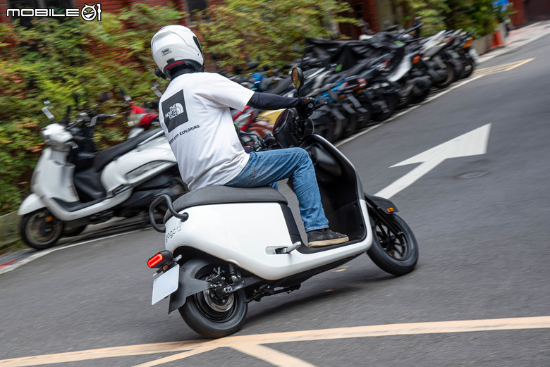 Gogoro EZZY 500試駕｜智慧駐車、定速巡航上車，搭配補助最低四萬有找！