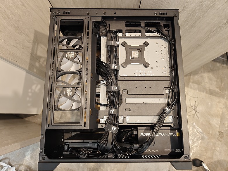點我看大圖 【開箱】Thermaltake View 290 TG ARGB 平價、用料實在的海景機殼