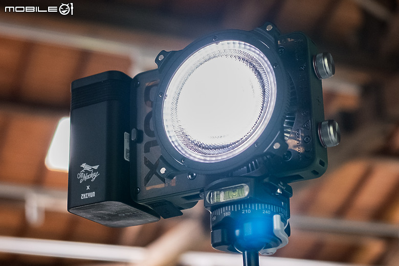 智雲 MOLUS X100 RGB x Cam Mackey 聯名版｜口袋裡的 100W 全彩補光燈！