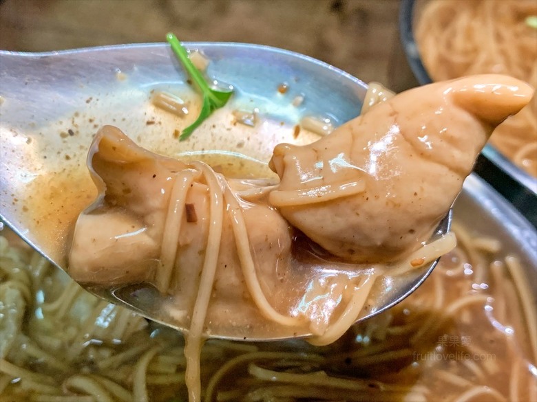 臭豆腐金黃酥脆，麵線有濃郁的柴魚香，飲料免費喝到飽