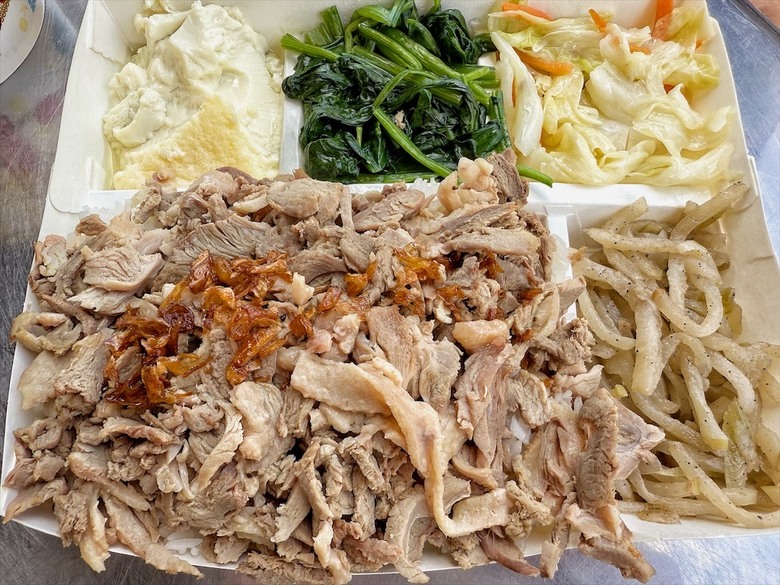 鴨肉飯有著滿滿的鴨肉量，菜尾湯有著辦桌好味道