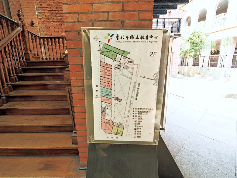 新富町文化市場、舊八甲庄郵便局、臺北市鄉土教育中心、剝皮寮歷史街區、艋舺地藏王廟 、青草巷、艋舺龍山寺、廣州街觀光夜市、兩喜號 Liang Xi Hao - 總店、艋舺啟天宮｜ 料舘媽祖、龍山文創基地 — 臺北市區小旅行之艋舺龍山寺一帶半日散策